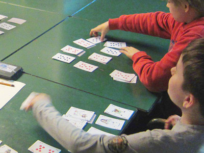 Die ersten Skatversuche mit selbst entworfenen Spielkarten in der Museusmwerkstatt